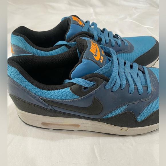 Nike Air shoes - Picture 3 of 5